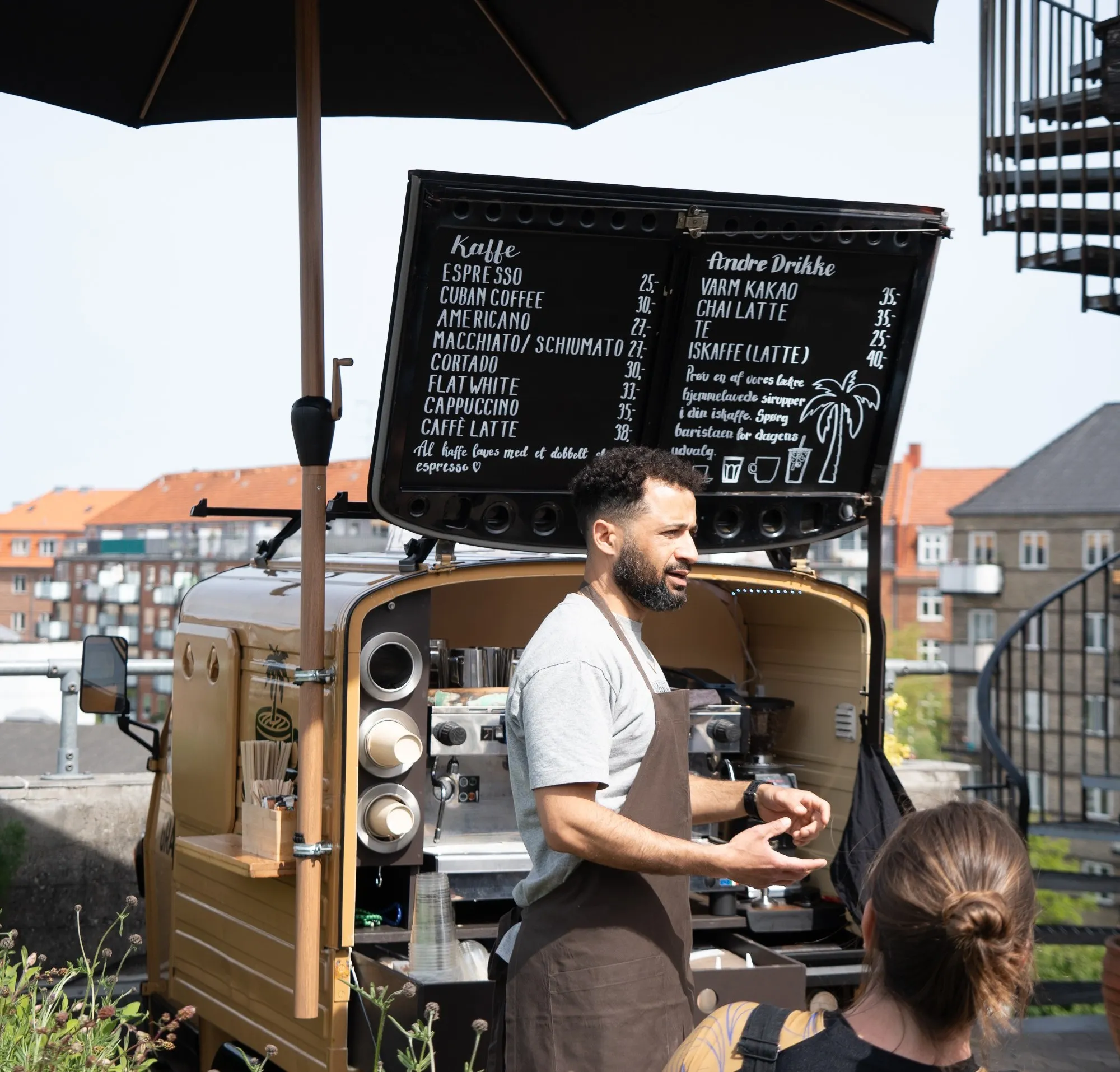 GRANŌ barista serverer kaffe ved kaffevognen til en konference