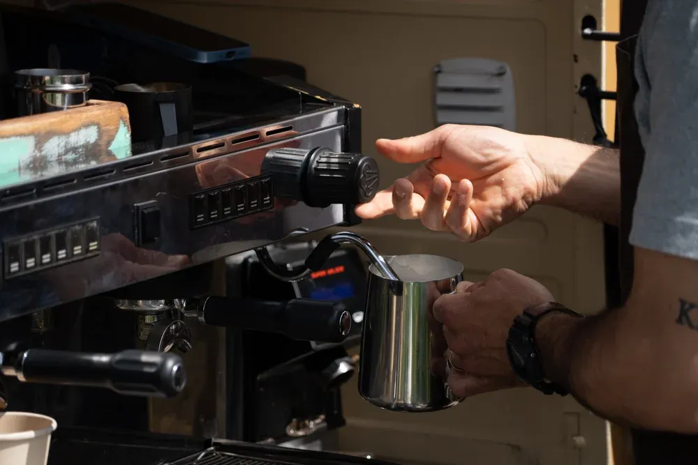 Barista damper mælk til en konfirmation